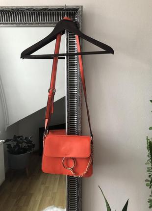 Помаранчева сумочка