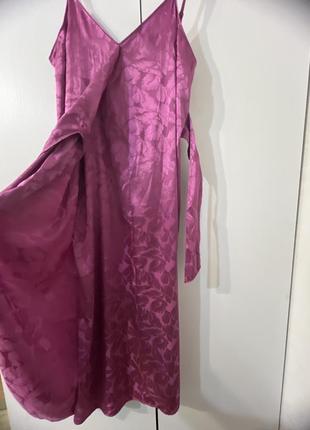 Сукня міді святкова атласна на запах на бретелях в білизняному стилі рожева8 фото
