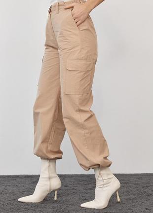 Жіночі штани карго в стилі кежуал — світло-коричневий колір, m (є розміри)5 фото
