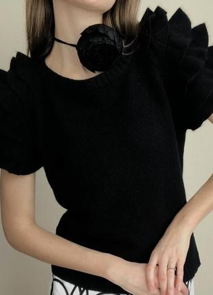 Тепла стильна футболка чорна жіноча з рукавами воланами