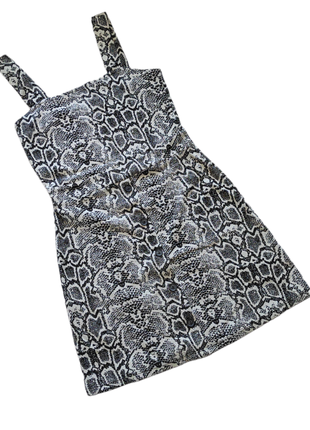 Короткое платье сарафан f&f женское в змеиный принт на толстых брителях с декоративными пуговицами