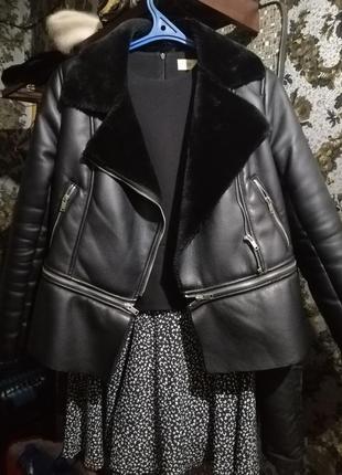 Жіноча легка сукня з баскою