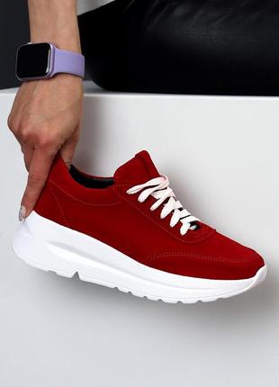 Натуральні замшеві червоні кросівки на білій підошві3 фото