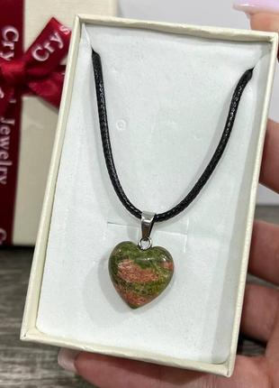 Натуральный камень яшма кулон в форме мини сердечка на шнурке - оригинальный подарок девушке в коробочке