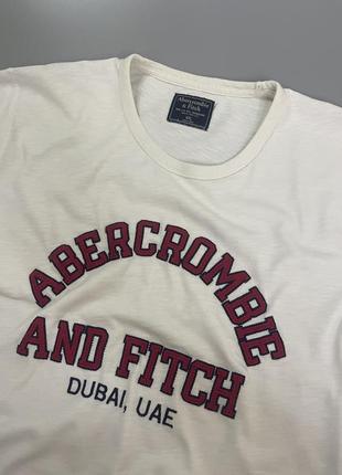 Белая футболка abercrombie and fitch с принтом на груди, аберкромби и фитч, принт, лого, логотип, летняя, светлая, стильная4 фото