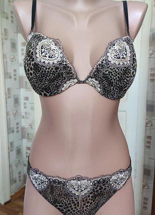 Комплект набор бюстгальтер трусики стринги.