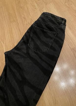 Стильні чорні джинси в анімалістичний принт4 фото