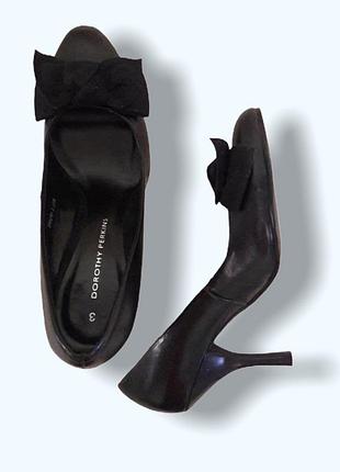 Нові чорні класичні туфлі з бантами