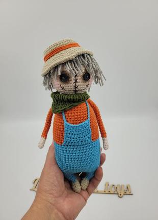 М'яка в'язана іграшка - пугало