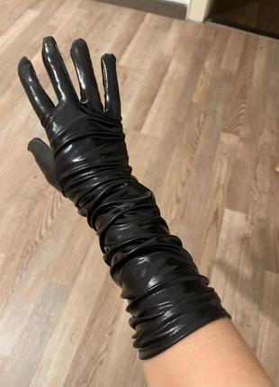 Длинные глянцевые виниловые перчатки черного цвета 50 см9 фото