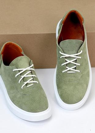 Комфортные туфли-кеды, в нежном оливковом цвете на белой платформе, натуральная замша, топовая модел