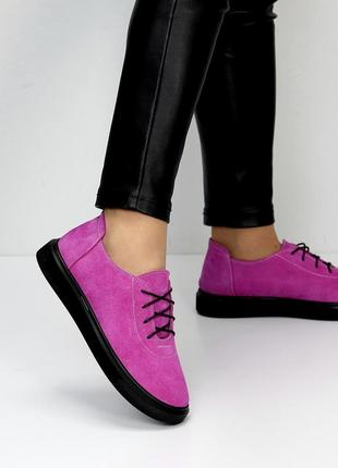 Шикарные женские туфли-кеды в замше, легкая модель цвета фуксия на черной невысокой подошве на шнурк4 фото