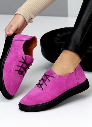 Шикарные женские туфли-кеды в замше, легкая модель цвета фуксия на черной невысокой подошве на шнурк6 фото