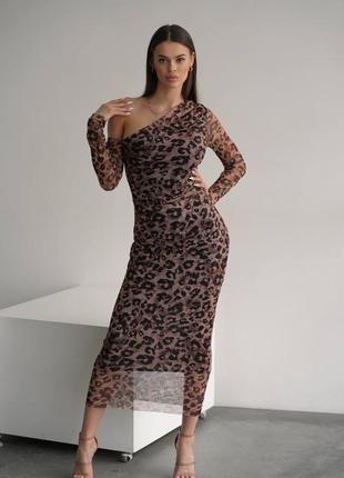 Приталена сукня міді з принтом леопарда з відкритим плечем