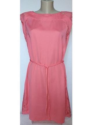 Платье  кораллово-розового цвета с открытой спиной на пояске. размер s.