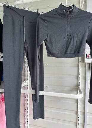 Графіт сірий жіночий спортивний костюм облягаючий повсякденний костюм двійка лосини вкорочений лонгслів топ в рубчик7 фото