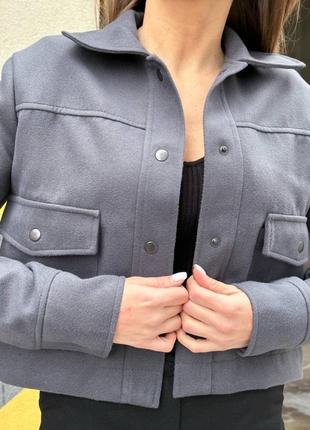 Жіноче сіре тепле укорочене коротке пальто-сорочка на кнопках5 фото