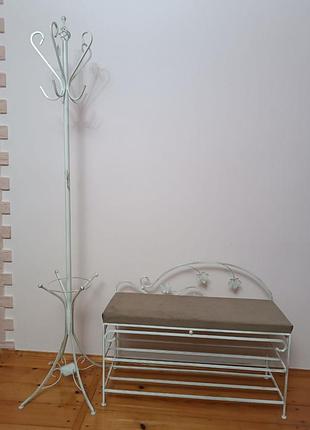 Передпокій. кована вішалка підлогова. бенкетка