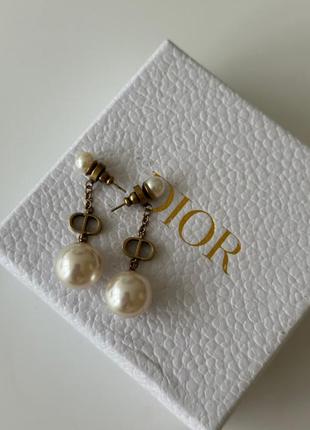 Брендовые серьги в позолоте в подвесными жемчужинами