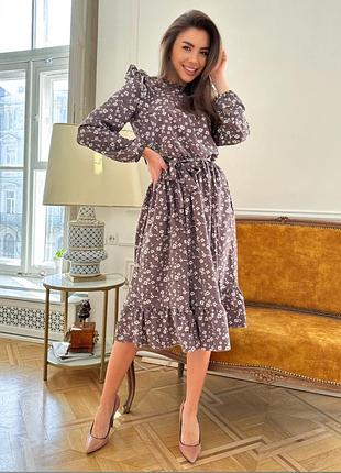 Ніжна сукня міді