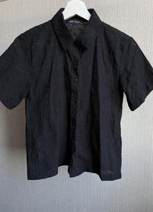 Чорна блузка з прошви з коротким рукавом