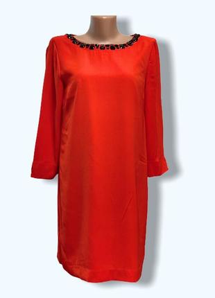 Красное платье прямого кроя с украшением на шее и оригинальной спинкой