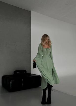 Женское базовое муслиновое оливковое длинное макси платье со шнуровкой на спине2 фото