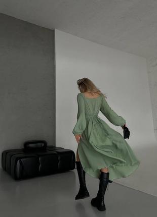 Женское базовое муслиновое оливковое длинное макси платье со шнуровкой на спине4 фото