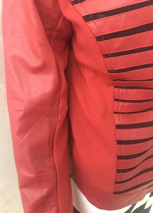 Червона куртка/піджак кожзам з трикотажними вставками2 фото
