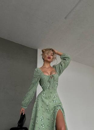 Жіноча оливкова трендова довга максі сукня з квітковим принтом та шнурівкою на спині6 фото