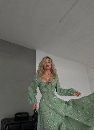 Жіноча оливкова трендова довга максі сукня з квітковим принтом та шнурівкою на спині2 фото