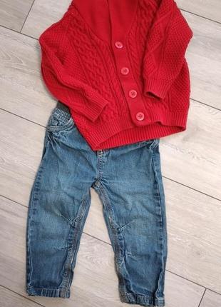 Вязанная тёмно-красная кофта на пуговицах и джинсы на резинке