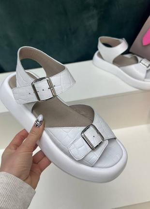 Босоніжки з натуральної італійської шкіри та замші жіночі на платформі танкетці