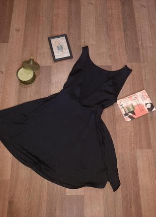 Маленьке чорне плаття