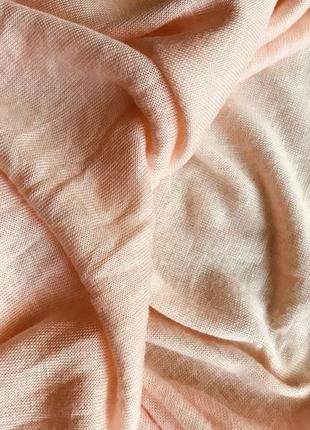 Пудрово-персиковый палантин из трикотажного полотна5 фото
