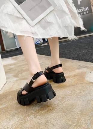 Люксові босоніжки prada tote натуральна шкіра масивні на тракторній підошві топ якість босоножки натуральная кожа массивные на высокой платформе