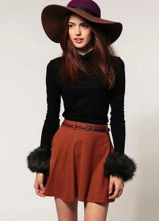 Женская шляпа коричневого цвета с широкими полями и пояском из фетра