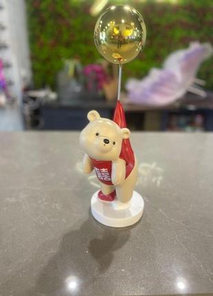 Медвежонок винни пух на воздушном шаре статуэтка