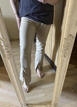 Новые светлые модные брючки из эко кожи снизу разрез 48-50 о