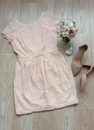 Коротка мереживна персикова сукня