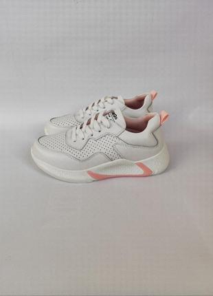 Жіночі шкіряні білі кросівки з перфорацією і рожевими елементами2 фото
