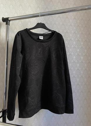 Чорний світшот з втисклим малюнком лонгслів р.s