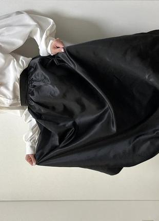 Чорна атласна обʼємна спідниця-міді2 фото