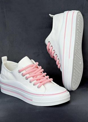 Молодежные текстильные белые кеды на розовой шнуровке на утолщенной подошве весна-лето 2024