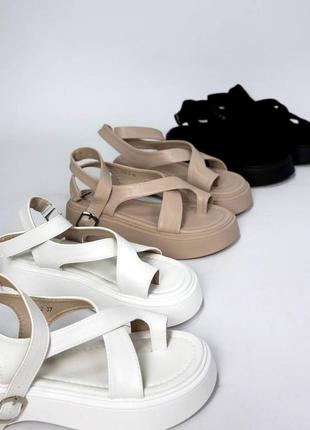 Босоніжки шкіряні на платформу у бежевому білому та чорному кольорі ❤️❤️❤️