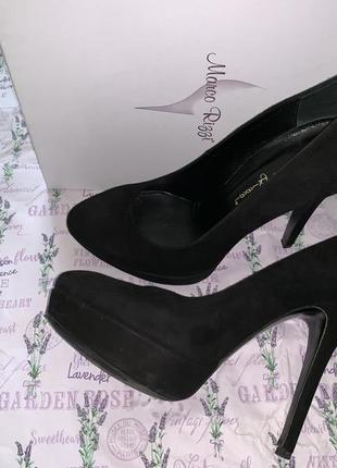 Шикарные замшевые туфли на каблуке. р-р 39