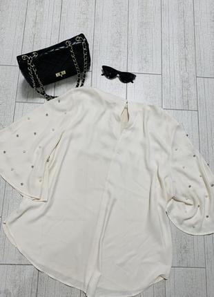Жіноча стильна блуза з розширеним рукавом і камінцями в молочному кольорі9 фото
