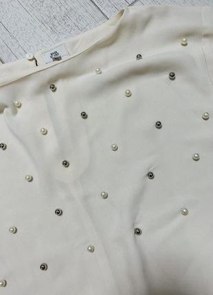 Жіноча стильна блуза з розширеним рукавом і камінцями в молочному кольорі5 фото