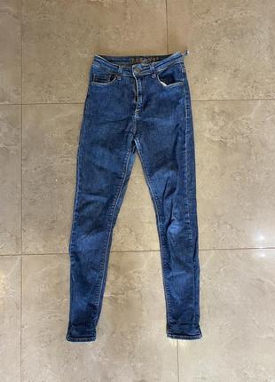 Темно-синие джинсы
