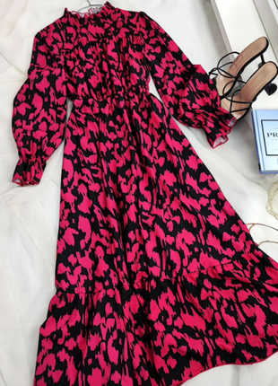 Чорно-рожева сукня міді